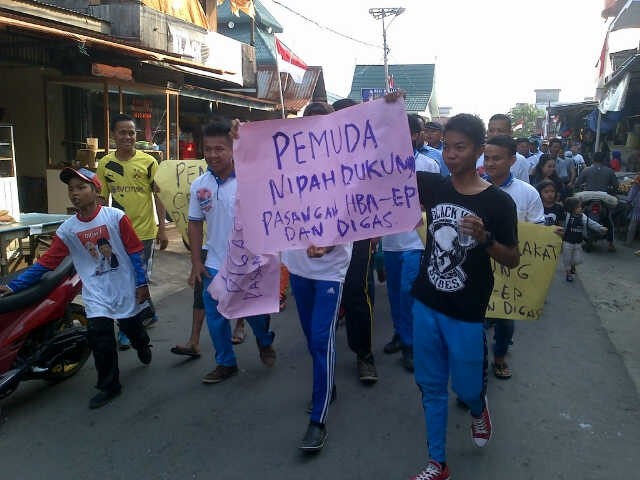 Pemuda Nipah Panjang membawa stiker dukungan terhadap HBA